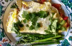 Gesundes Eiweiß-Rührei mit Pilzen, Spargel und frischem Koriander, eine proteinreiche und schmackhafte Frühstücksoption.